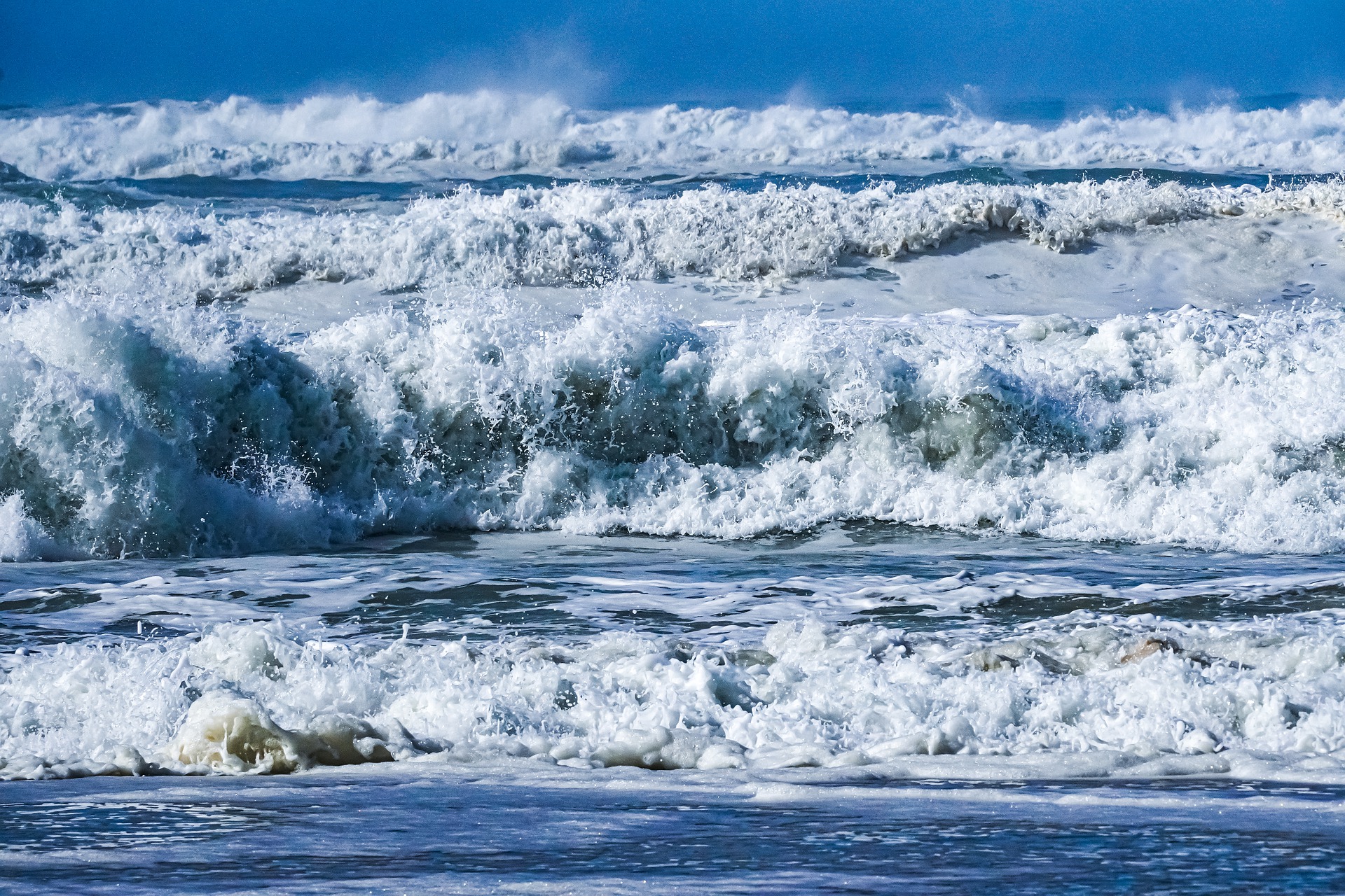 Шум моря океана. Море, волны. Море шумит. Морская пена. Сильные волны на море.